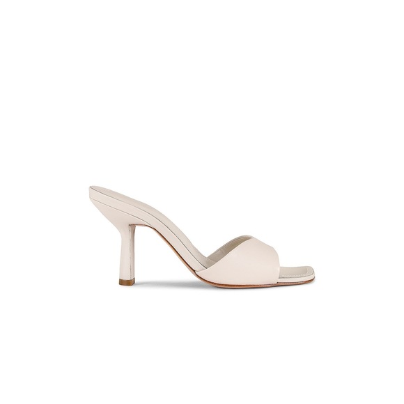 Like new Schutz Posseni Sandal in Pearl cream off white leather heel mid kitten